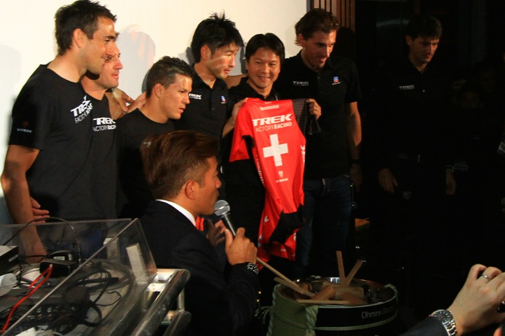 トレック・ジャパンの田村社長にカンチェラーラからスイスTTナショナルチャンピオンスーツが寄贈された