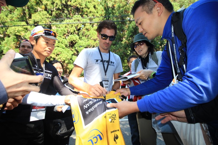 トレックブースでカンチェラーラにサインをねだるファンたち。会えたのはラッキーです