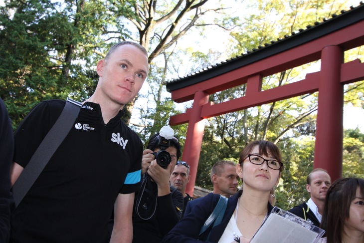 氷川神社についての説明を真剣な表情で聞くクリス・フルーム