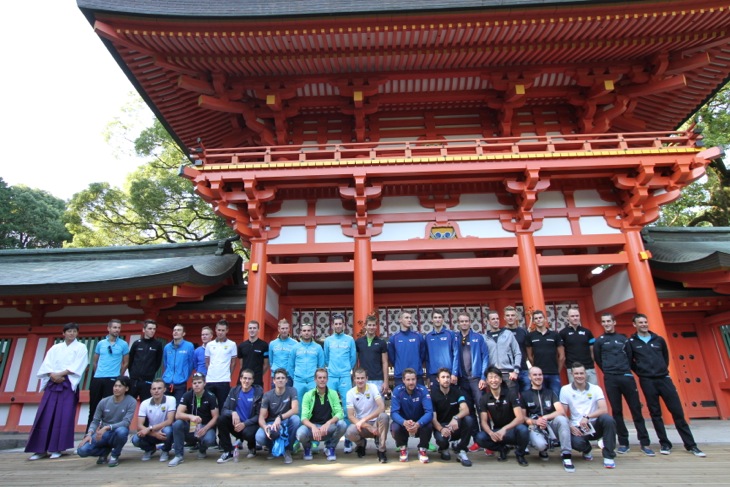 氷川神社を前に出場選手皆で記念撮影