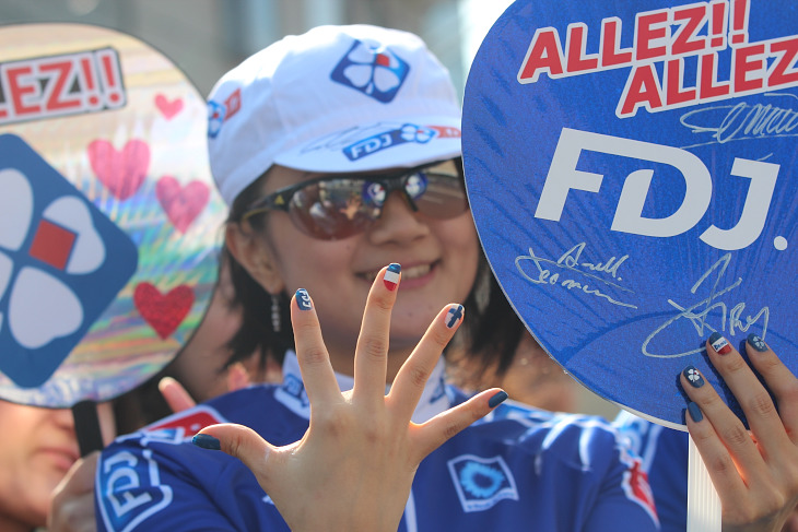 意外とファンが多かったのがFDJ.fr。写真の女性ファンはドイツから取り寄せたというジャージにFDJカラーのネイルで決めていた