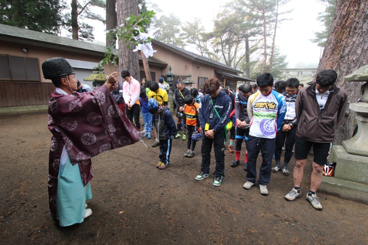 会場脇の神社で参加者全員が揃っての安全祈願のお祓いを受ける