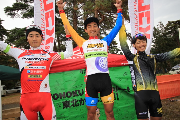 C1優勝の山本和弘（弱虫ペダルシクロクロスチーム）、2位小坂光（宇都宮ブリッツェンシクロクロスチーム）、3位前田公平