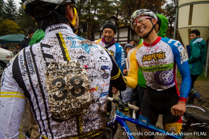 山本和弘（弱虫ペダルシクロクロスチーム）と松本駿（TEAM SCOTT）が健闘を讃え合う