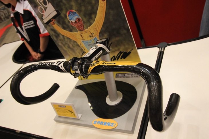 FSAのブースではヴィンチェンツォ・ニーバリによるツール・ド・フランス優勝記念ハンドルセットが展示されていた 