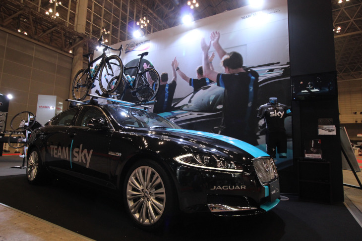 ピナレロブースではジャパンカップで話題となったジャガーのTeamSkyチームカーが展示されている