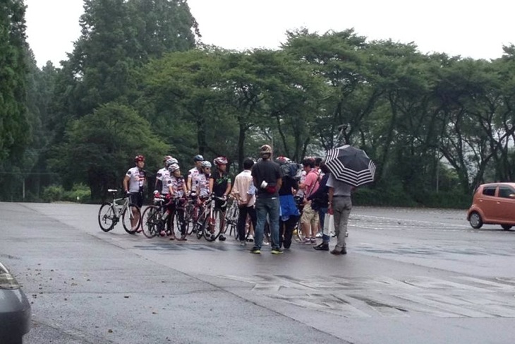 宇都宮森林公園に着いたらちょうどRide ON！の撮影中だった。廣瀬GMがこの中に埋もれている