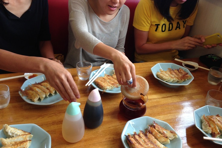 わーい餃子来たー！おとなし目にまずは一皿ずつ