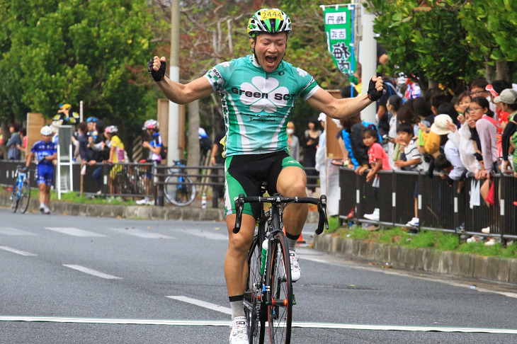 市民50kmアンダー29 森田裕紀（GreenSCT）が独走でゴールに飛び込む