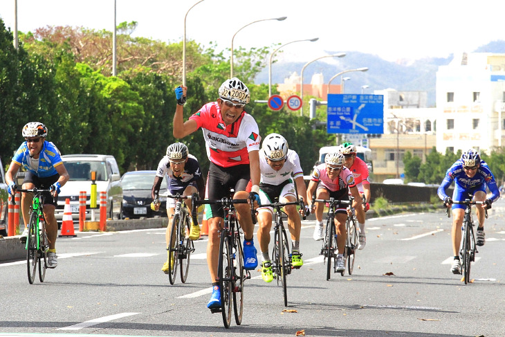 市民100kmオーバー40 岩瀬一憲（しげるん）がゴール勝負を制する