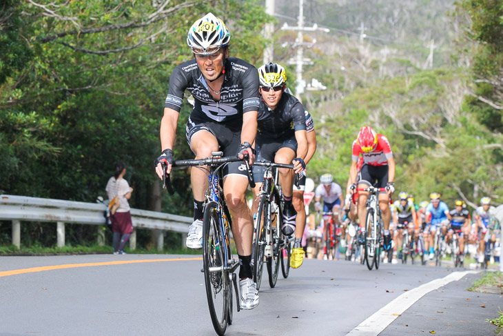 市民140km 根元侑（内房レーシング）を追うメイン集団