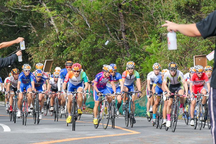 市民210km 1回目の普久川ダムを終え補給所に差し掛かるメイン集団