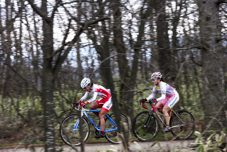 舗装路の登りをこなす宮内佐季子（Team CHAINRING）と豊岡英子（パナソニックレディース）