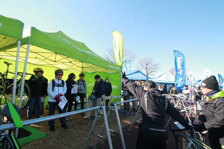 次の方どうぞ！キャノンデールのバイクラックは常に空っぽ。