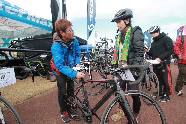 きちんと自転車歴などをヒアリングしながら、サドル高などを調整してくれるので安心して試乗できます