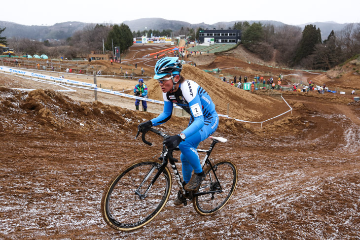 男子U23　「忍者返し」を駆け上がる横山航太（シマノレーシング）