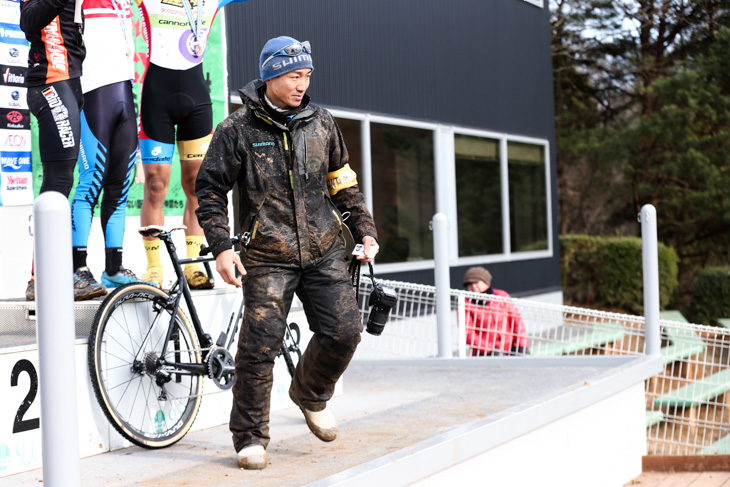 男子U23　泥だらけになって横山航太をサポートした野寺秀徳監督