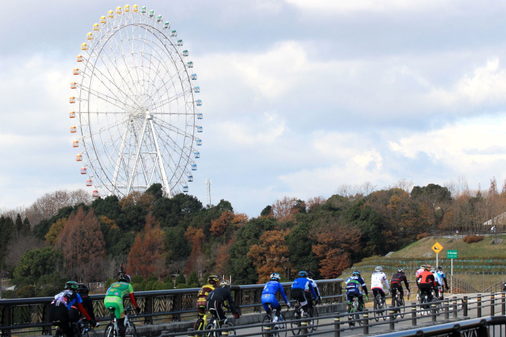 コースは公園のシンボルの1つである観覧車の近くも通過