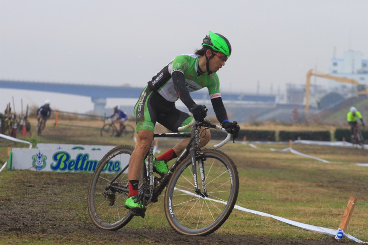 独走を開始する辻善光（Team Zenko）。ジャージには落車の後が残る