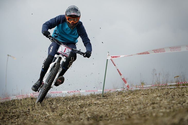 最終戦を勝利で飾った井本はじめ（Lovebikes）。今期全戦に参戦し、エリートクラスでの年間ランキング2位を獲得した