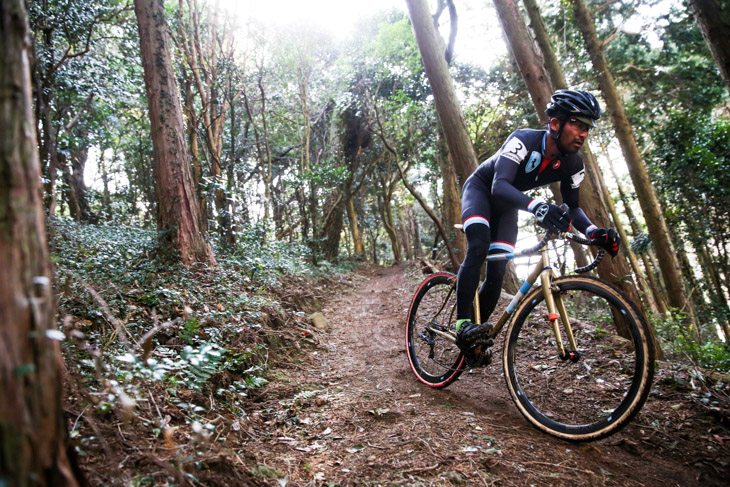 C1　先頭でダウンヒルをこなす矢野大介（SPEEDVAGEN CYCLOCROSS TEAM）