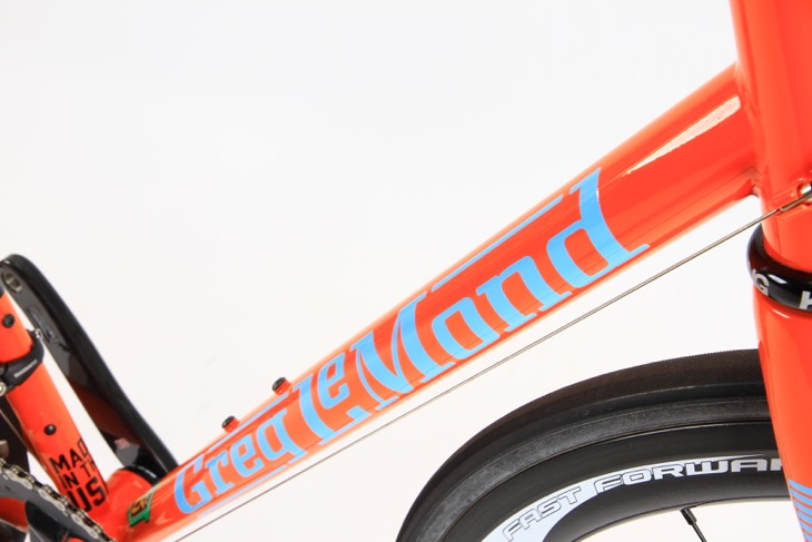 ダウンチューブのGreg LeMondのロゴはデカールでは無くペイントによるもの