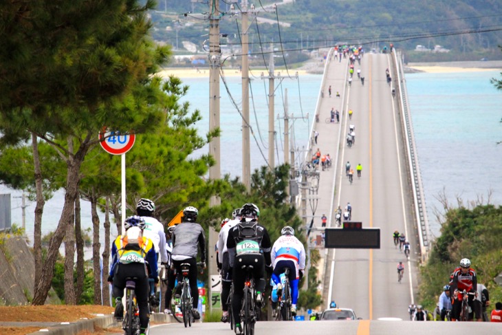 両側が海の古宇利大橋。美ら島センチュリーランおなじみの風景だ