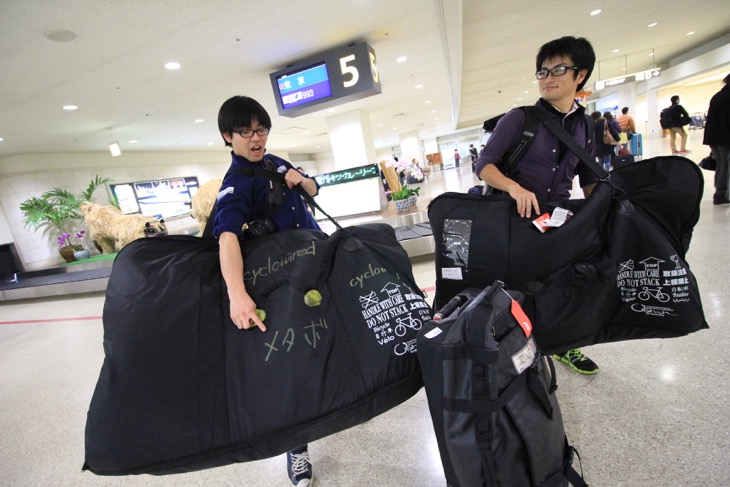 飛行機輪行できるバッグを持っていないので、会長から借りちゃいました！