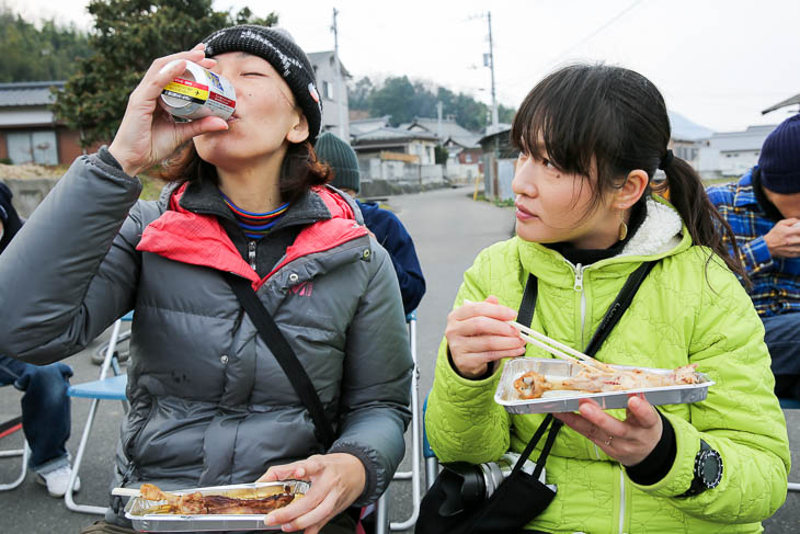 骨付鳥にはやっぱりビール！カテO（応援）のお姉さんたち