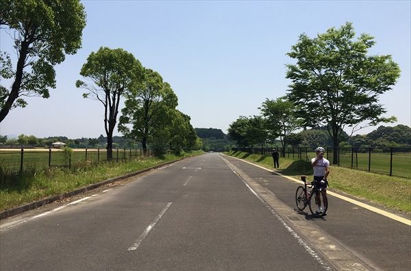 高原町総合運動公園内の町道を風を切って（スタートゴール付近）