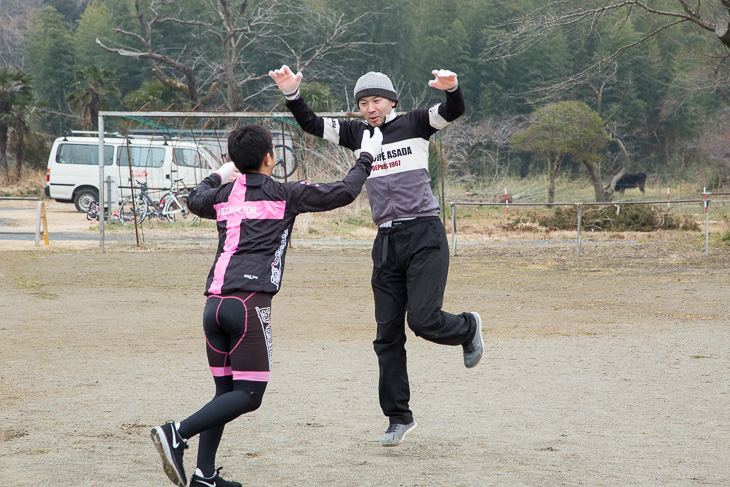 身体を張ってSケンの解説をする谷口正洋さんと山崎健一さん