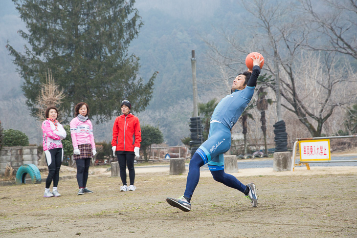 スローイング競争、宮澤さんは豪快なフォームで遠くまで飛ばす