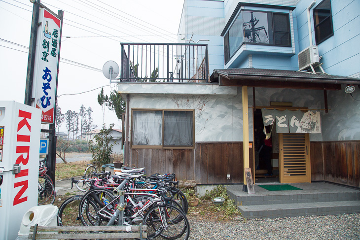 うどんが名物の居酒屋割烹「あそび」。バイクスタンドが常設してあり、サイクリストも安心だ