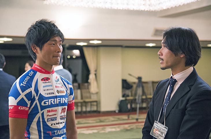 倉林拓和と話す宇都宮ブリッツェンの廣瀬佳正GM「ゴールは譲らないがレース外では協調していきたい」と話す