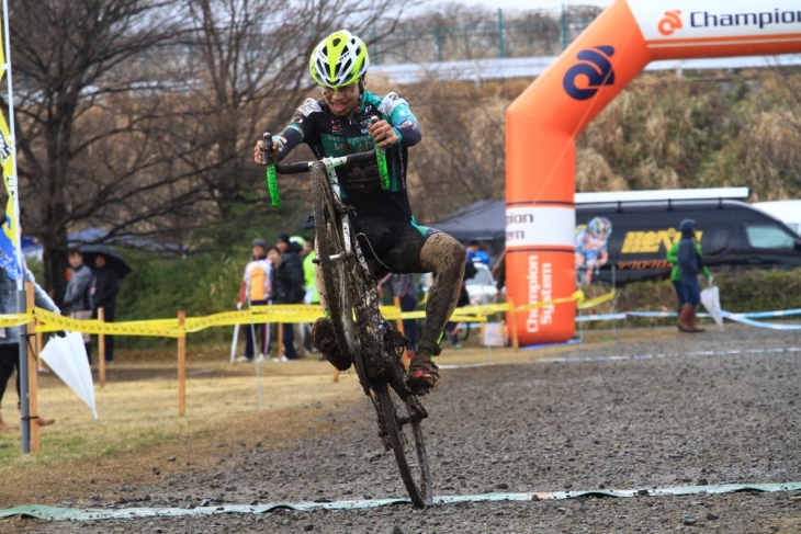 C21位の藤田拓海（SNEL CYCLOCROSS TEAM）はウイリーでフィニッシュを切る