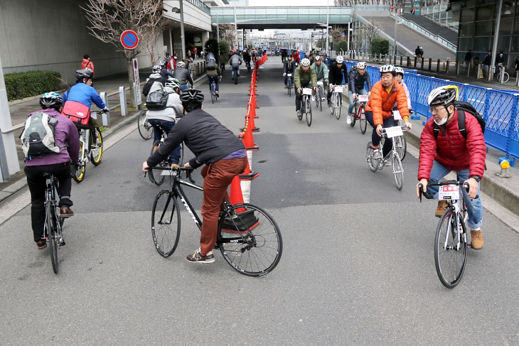 アリーナ横に設けられた試乗コースのサイクリストが途切れることは無かった