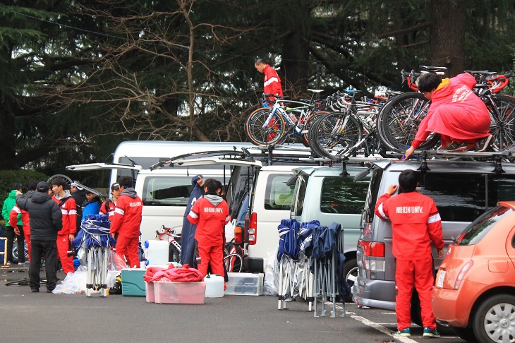 赤いユニフォームがかっこいい日大自転車部