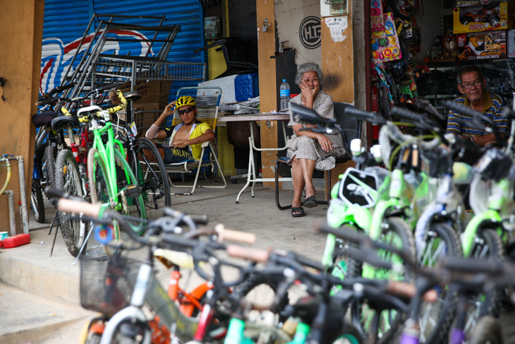 自転車屋でくつろぐロー・シーキョン（マレーシア、マレーシアナショナルチーム）