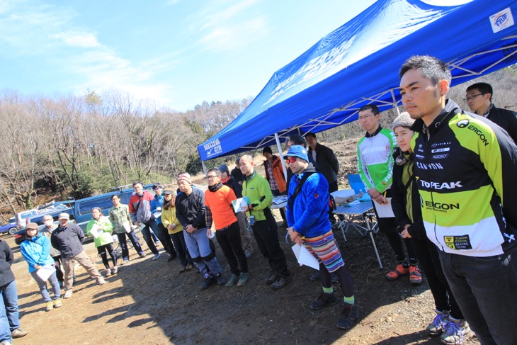 配布会には池田佑樹さん（トピーク・エルゴン）らの姿も