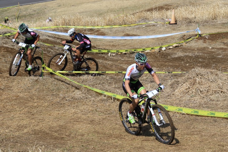 小野寺 健（MIYATA-MERIDA BIKING TEAM）がリードして2周めへ。徐々にペースを上げる