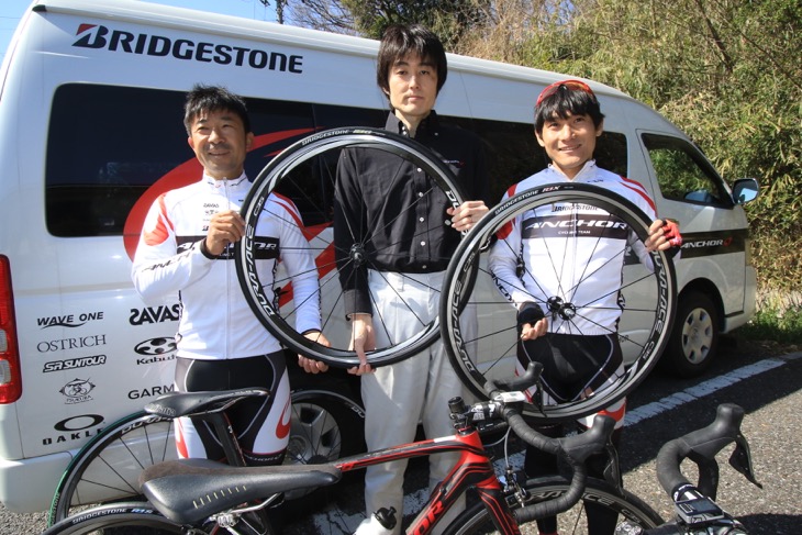 新型R1シリーズの開発に携わった高橋寛彰さん、飯島誠さん、清水都貴さんの3人に話を聞いた