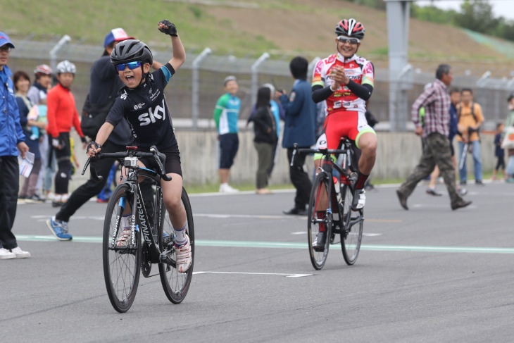 バッチリと決まったガッツポーズに宇都宮ブリッツェンの城田選手も拍手