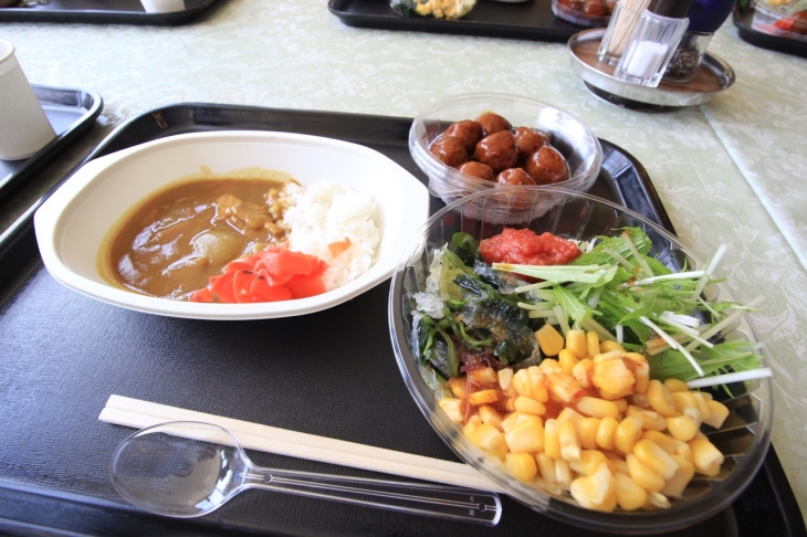 美味しいカレーと、シャキシャキのサラダ、ミートボールをお腹いっぱいになるまで食べれました