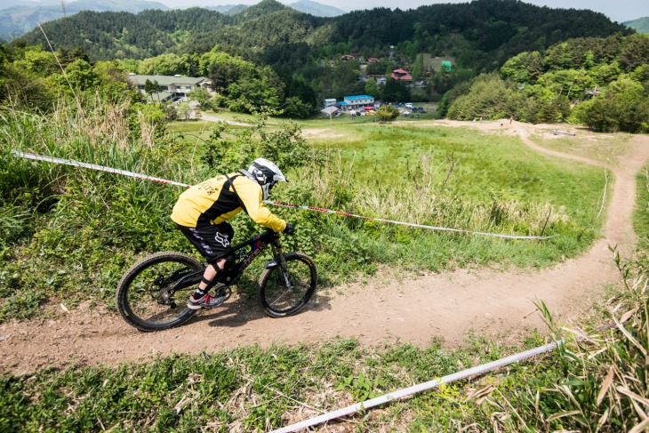  十種ヶ峰WOODPARKを走るライダー