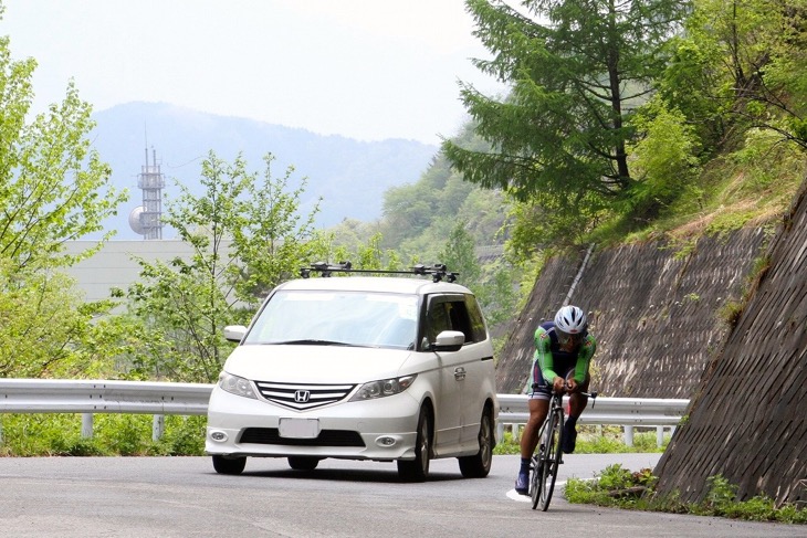 サポートカーを従えて走る中村龍太郎（イナーメ）がトップタイム