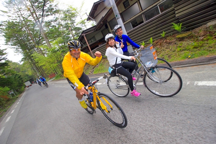 レンタサイクルで参加の微笑ましいカップルさん。