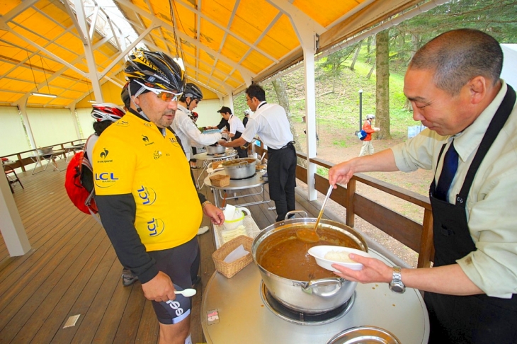 お待ちかねのカレー「可能な限りの大盛でお願いしまっせ！」