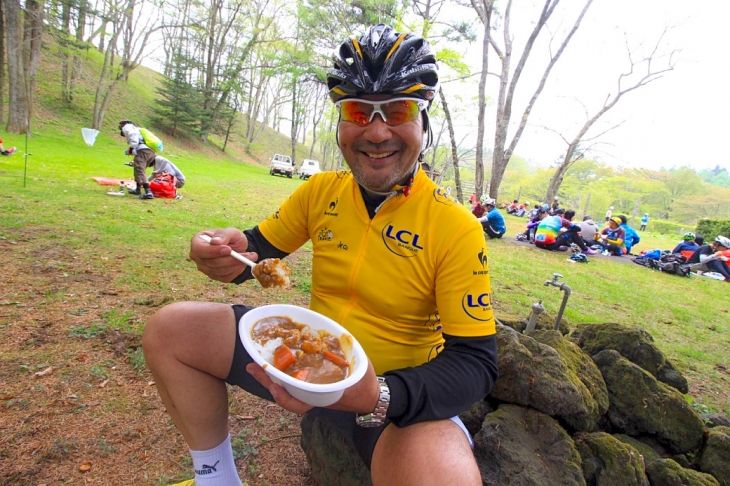 アウトドアで食す鹿肉カレーは抜群です。「文句なしだぜ！」