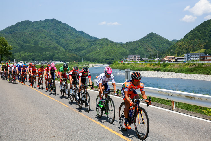 2015年TOJより　メイン集団は山本元喜（NIPPO・ヴィーニファンティーニ）とフェン・チュンカイ（ランプレ・メリダ）が引く