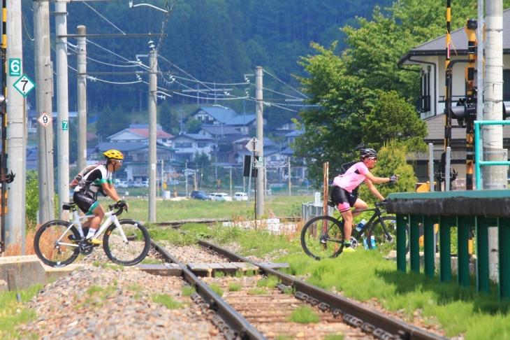 大糸線を越えていく